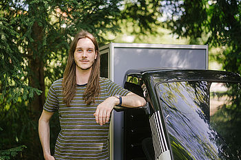 Daniel Quiter am Fenster des Zustellfahrzeugs © HTW Berlin_Alexander Rentsch