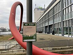 Tafel zu SDG 13 vor Gebäude G © HTW Berlin