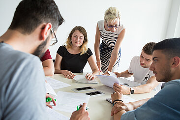 Arbeitsrunde von Studierenden und einer Professorin