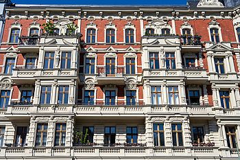 Altbaufassade mit Kastenfenstern © iStock_elxeneize