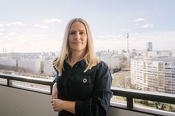 Maria Blume vor der Berliner Stadtsilhouette © HTW-Berlin_Alexander-Rentsch