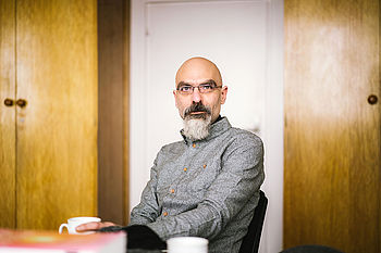 Prof. Dr. Dimitrios Zikos in seinem Büro © HTW Berlin_Alexander-Rentsch