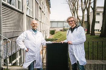Dr. Christof Schultz (links) und Prof. Dr. Bert Stegemann © HTW Berlin_Alexander Rentsch Zwei Männer mit Solarzelle