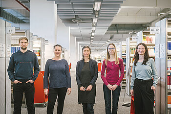 Das Projektteam "FitForFDM" © HTW Berlin_Alexander Rentsch Fünf Personen in der Bibliothek