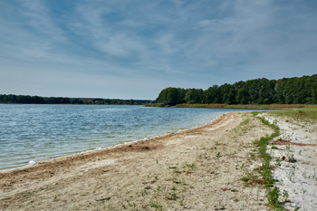 Niedrigwasser an einem See © iStock_ebenart