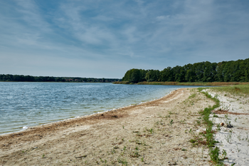 Niedrigwasser an einem See © iStock_ebenart Niedrigwasser