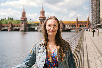 Ines Kawgan-Kagan vor der Oberbaumbrücke in Berlin © HTW Berlin_Alexander Rentsch