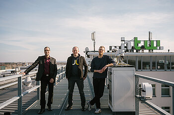 Das Team auf dem Dach der Hochschule © HTW Berlin_Alexander Rentsch Drei Männer auf einem Dach