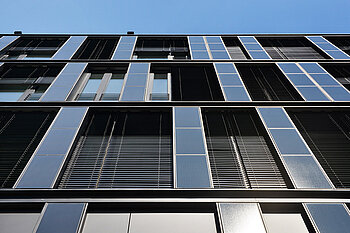 Die Fassade des Zentrum für Sonnenergie und Wasserstoffforschung © Hochbau-Fotografie Photovoltaikfassade eines Gebäudes